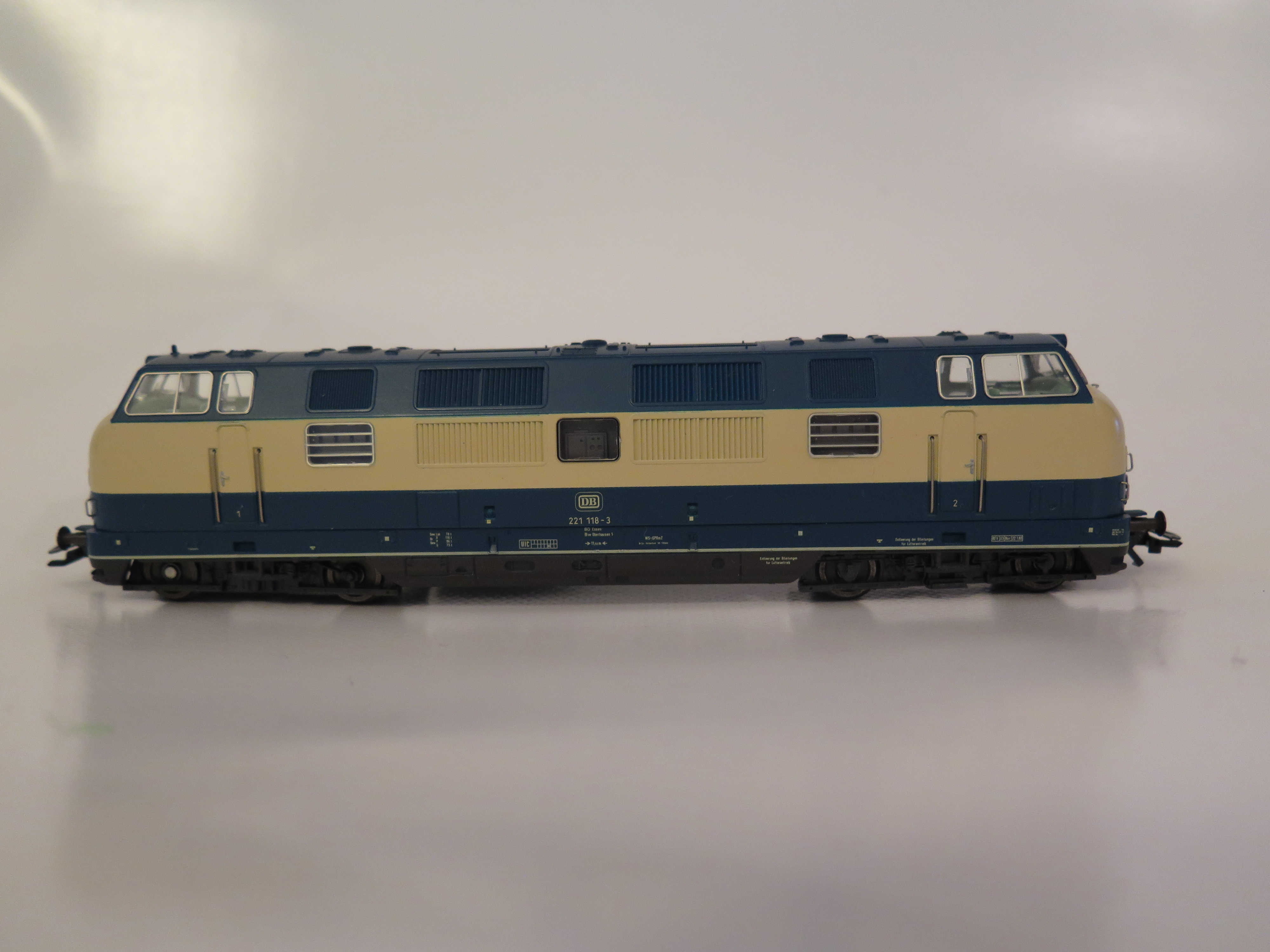 Locomotive Diesel BR 221 Digital HO
