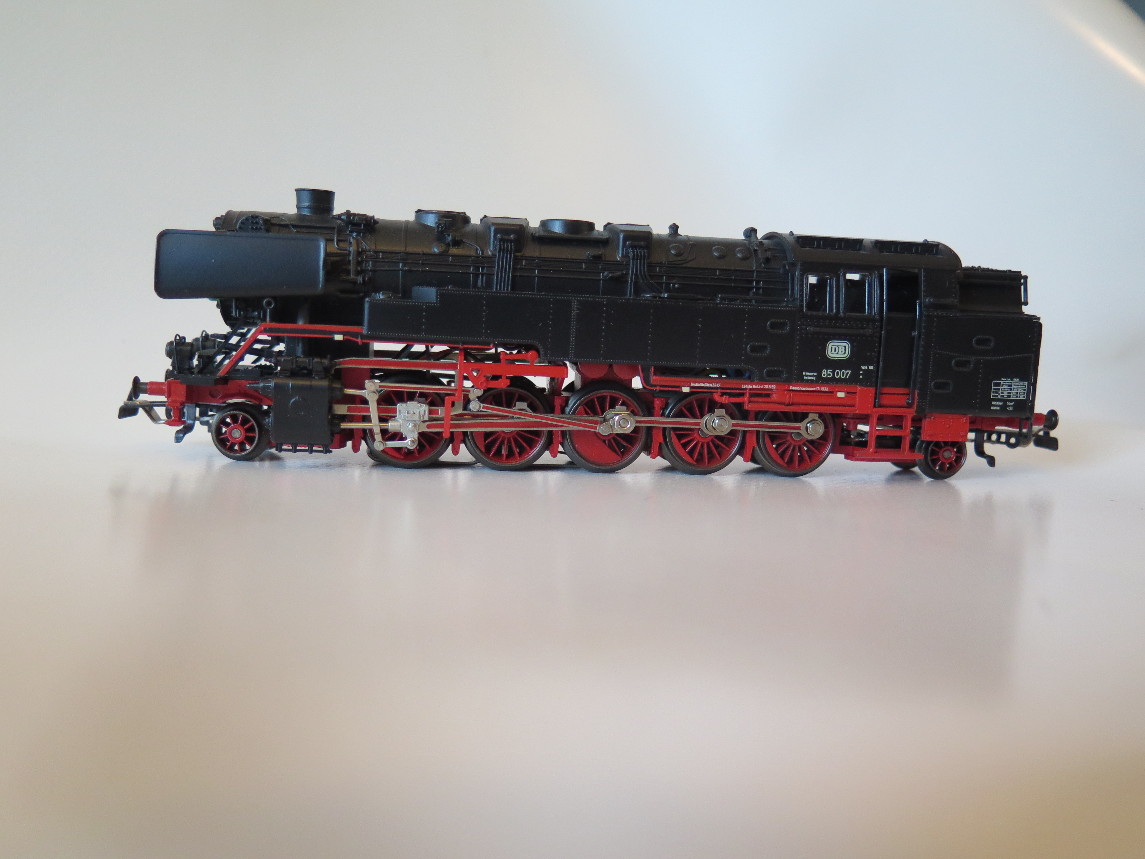 Lourde locomotive tender BR 85 de la DB, avec couplage Telex et générateur de fumée Digital Ho