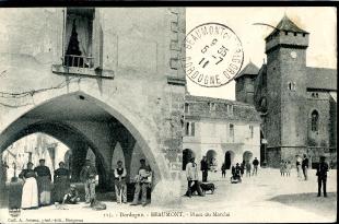carte postale ancienne beaumont la place du marché