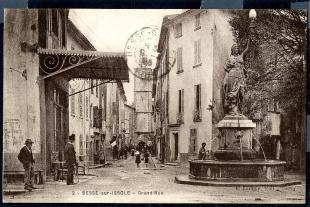 carte postale ancienne besse sur issole grande rue animée
