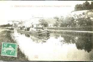 carte postale ancienne cercy la tour passage d'un bateau
