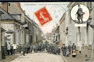 carte postale ancienne pontvallain grand rue animée tout le village pose pour la photo
