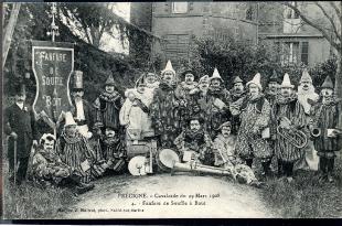carte postale ancienne précigné cavalcade habitants posant pour la photo
