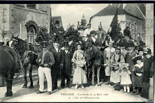 carte postale ancienne précigné char de l'habitation tirée par des chevaux très animée les participants posant pour la photo