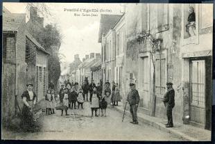 carte postale ancienne pruillé l'éguille rue saint jean très animée commerces et habitants